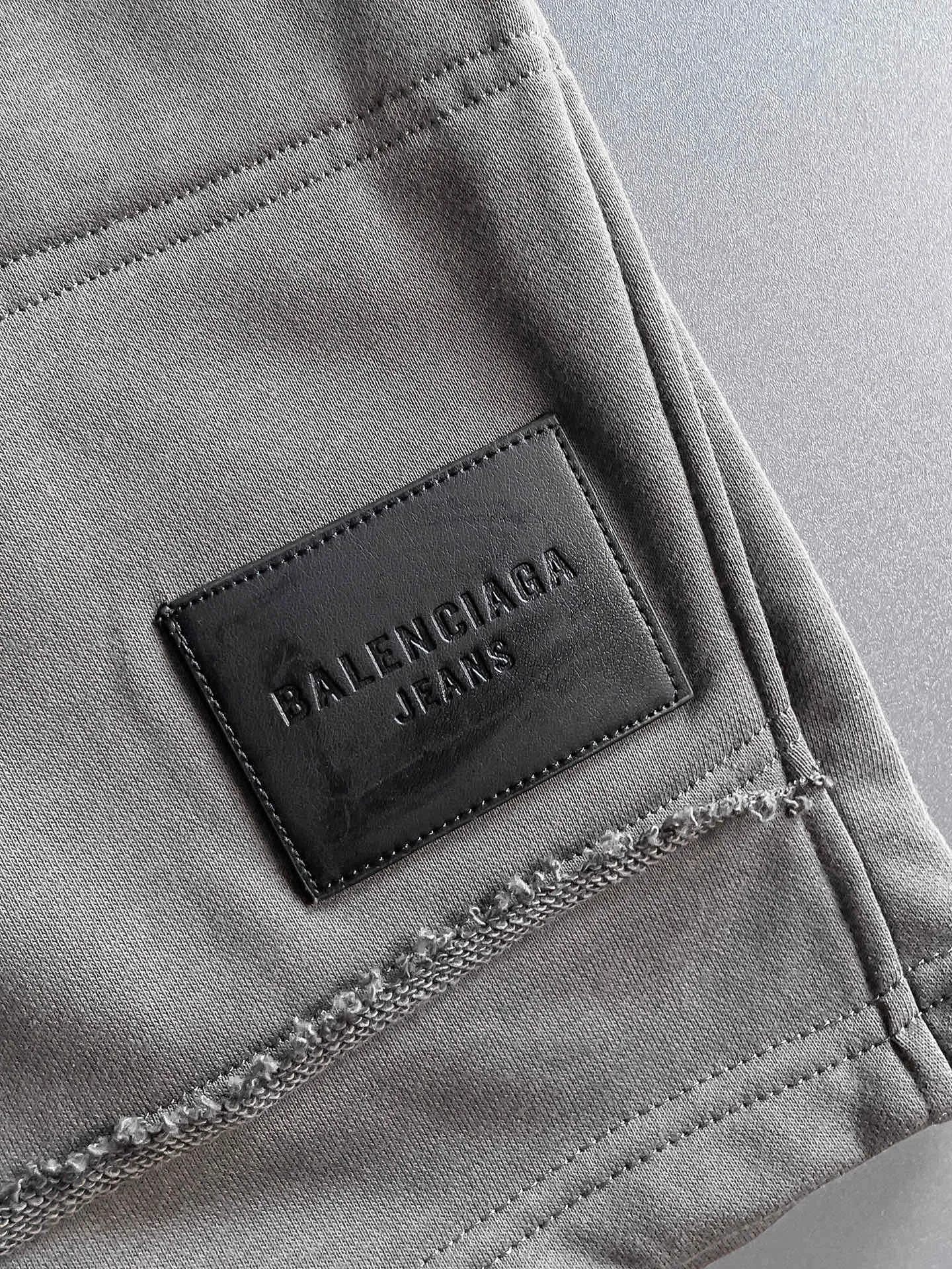 Balenciaga's three-standard complete 2025 summer New Arrival men's casual shorts, advanced custom-made Breathable fabric, Breathable fabric, extremely stretchy and comfortable, impeccable details, top-grade accessories, original logo design concept, delicate and soft feel! The upper body fit is awesome! Size: M-XXXL Please state your height and weight when ordering